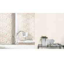 Cameră decorativă cu tapet floral, fotoliu și decorațiuni