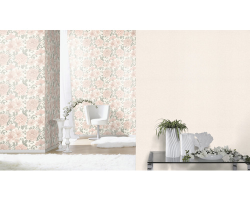 Cameră decorativă cu tapet floral, fotoliu și decorațiuni
