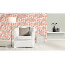 Living cu tapet floral, fotoliu, lampadar și decorațiuni