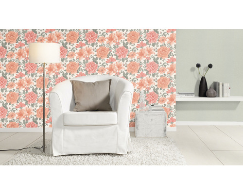 Living cu tapet floral, fotoliu, lampadar și decorațiuni