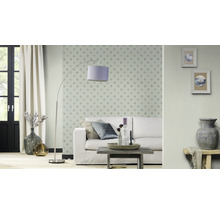 Cameră de zi cu canapea, lampadar și elemente decorative pentru o atmosferă confortabilă