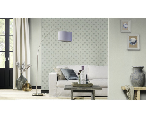 Cameră de zi cu canapea, lampadar și elemente decorative pentru o atmosferă confortabilă