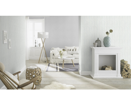 Living luminos cu tapet în dungi, șemineu și mobilier