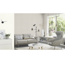 Living cu canapea, fotoliu, lampadar, măsuță de cafea și elemente decorative pentru o atmosferă primitoare.