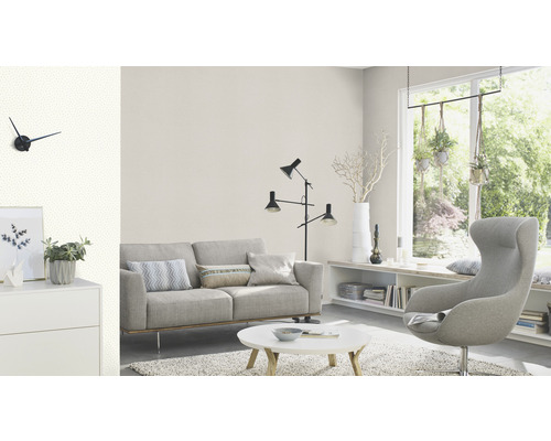 Living cu canapea, fotoliu, lampadar, măsuță de cafea și elemente decorative pentru o atmosferă primitoare.