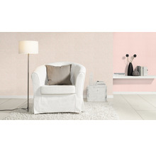 Living decorativ cu fotoliu, lampadar, raft și tapet cu model