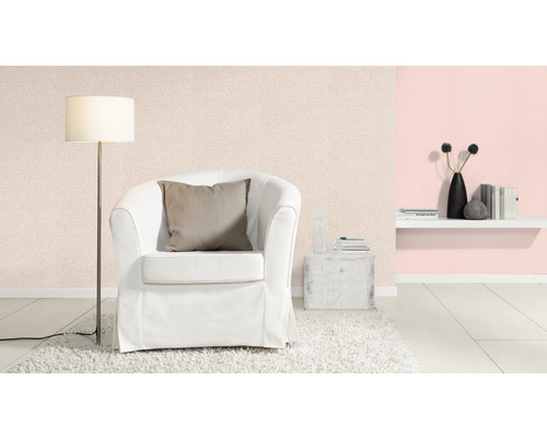 Living decorativ cu fotoliu, lampadar, raft și tapet cu model