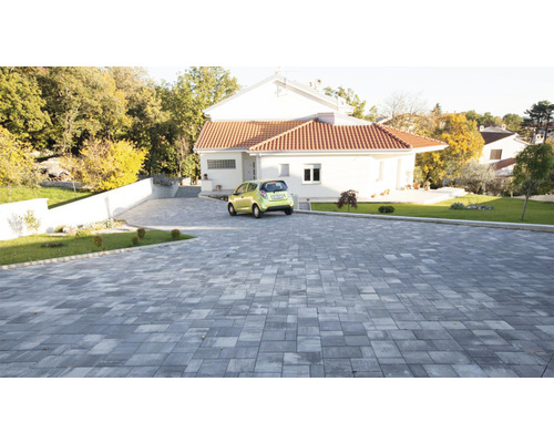 Alee de acces cu pavele de beton către o casă de locuit