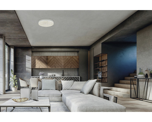 Imagine de interior a unui living cu plafonieră, canapea, rafturi și scară.