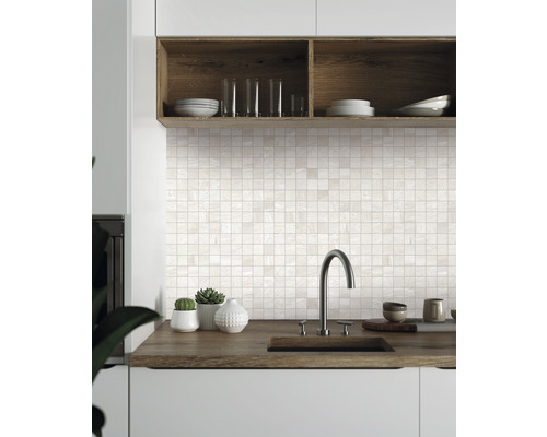 Bucătărie luminoasă cu gresie mozaic ca protecție împotriva stropilor și blat de lucru din lemn