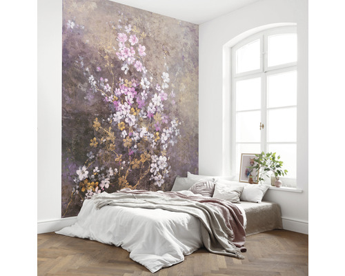 Dormitor cu fototapet cu model floral și pat