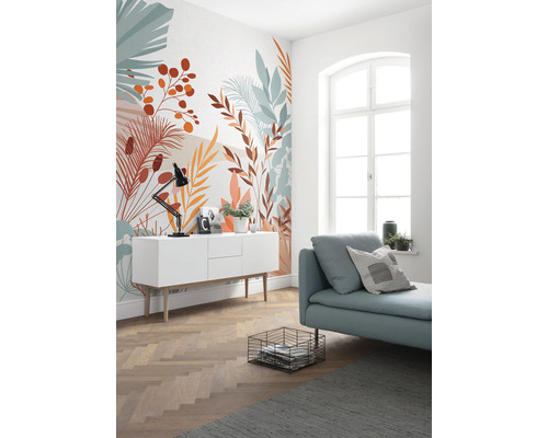 Living cu fototapet floral, dulap și canapea