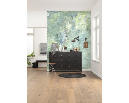 Cameră luminoasă cu perete cu model, comodă închisă la culoare și podea din lemn