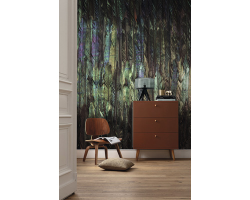 Cameră de zi cu tapet cu pene, scaun din lemn și comodă.