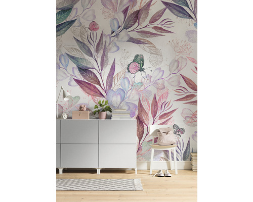 Scenă cu comodă, scaun, rucsac și un perete cu tapet cu model floral.