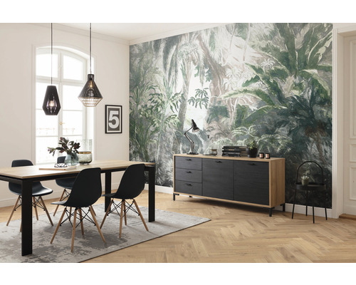 Sufragerie cu masă, scaune, bufet și decorațiuni în fața unui tapet cu junglă.