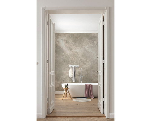 Vedere spre baie printr-o ușă deschisă cu cadă independentă, taburet și podea din lemn