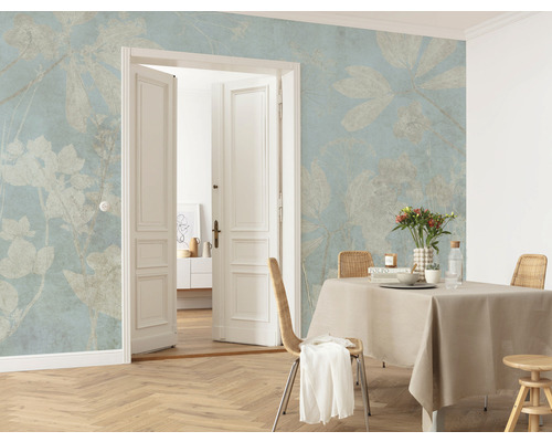 Living cu tapetă cu model floral, masă de sufragerie și ușă deschisă