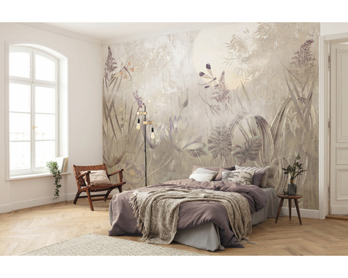 Vedere într-un dormitor luminos cu un fototapet cu motive vegetale