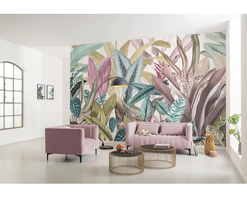 Living cu fototapet floral, fotoliu, canapea și măsuțe laterale