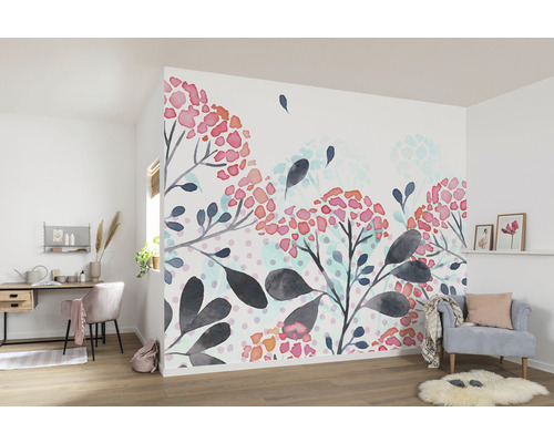 Cameră de zi cu fototapet floral, birou și fotoliu.