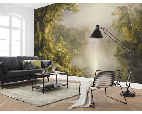 Cameră de zi cu fototapet, canapea, masă, scaun și lampă de podea
