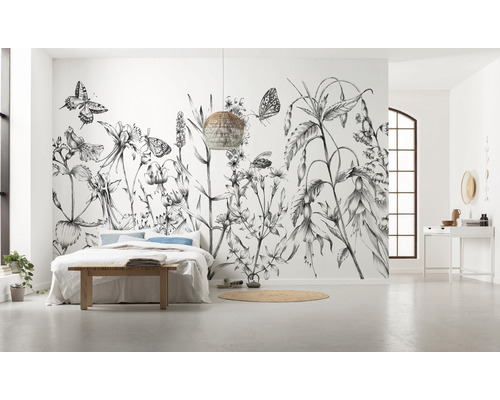 Dormitor spațios cu fototapet floral, pat și lampă împletită