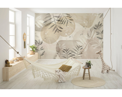 Cameră luminoasă cu pictură murală, hamac și elemente decorative