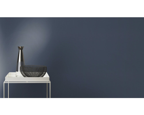 Decoratiune cu vază și bol pe o măsuță laterală în fața unui perete