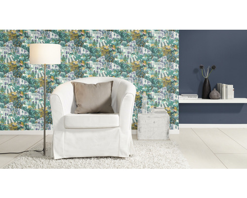 Cameră de zi cu tapet cu model, fotoliu și lampadar