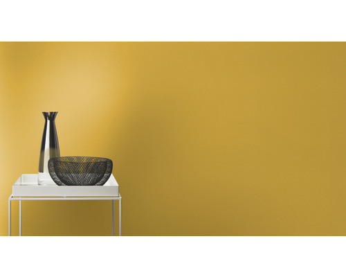 Sticlă decorativă și coș metalic pe o masă