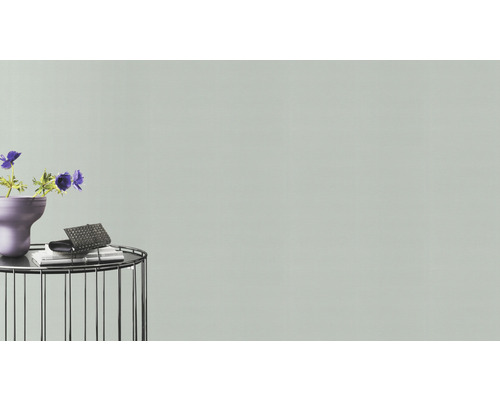 Natură statică decorativă cu masă, flori și accesorii