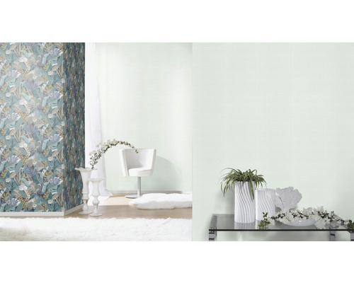 Cameră de zi cu tapet cu model, scaun și decorațiuni