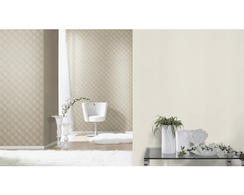 Cameră luminoasă cu tapet cu model, fotoliu alb și decorațiuni florale