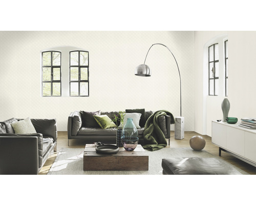 Living cu canapele, măsuță de cafea, lampadar și tapet cu model pentru o ambianță stilată.