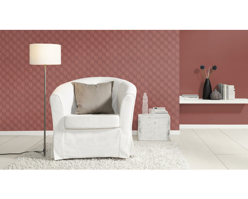 Cameră de zi cu fotoliu, lampadar, tapet și decorațiuni