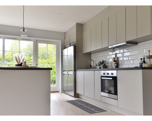 Bucătărie luminoasă cu chicinetă, chiuvetă, aragaz, frigider și covor de bucătărie