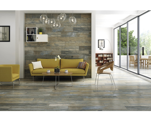 Cameră de zi cu plăci de perete și de podea cu aspect de lemn, canapea și fotolii