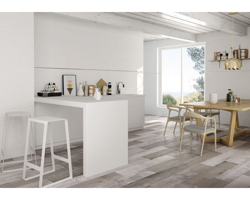 Bucătărie luminoasă cu zonă de luat masa și podea cu aspect de lemn