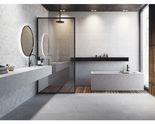 Baie modernă cu duș la nivelul podelei, cadă și chiuvetă