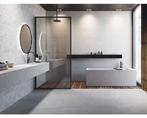 Baie luminoasă cu duș, lavoar și cadă