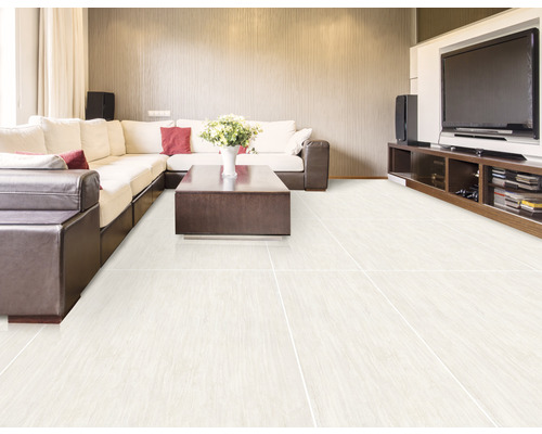 Living luminos cu gresie, canapea, măsuță de cafea și televizor