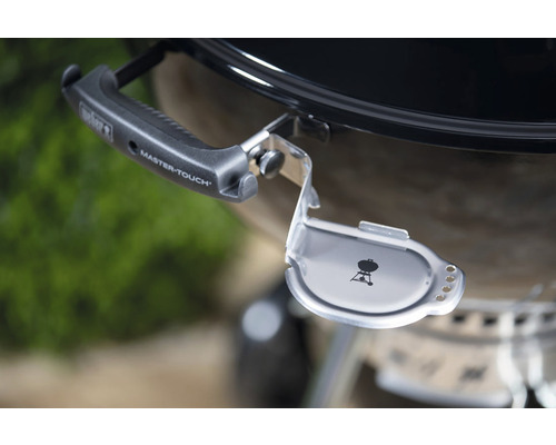 Imagine detaliată a unui grătar cu cărbune cu logo-ul Weber și suport