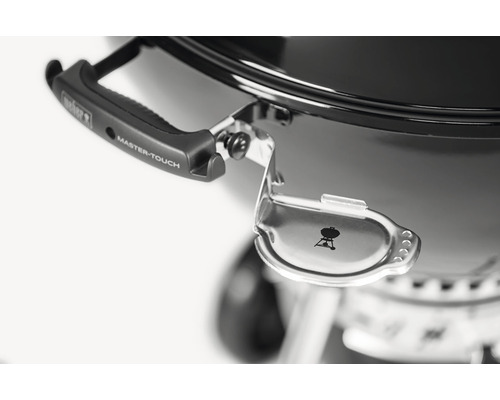 Imagine detaliată a grătarului Weber Master-Touch cu suport pentru capac și mâner