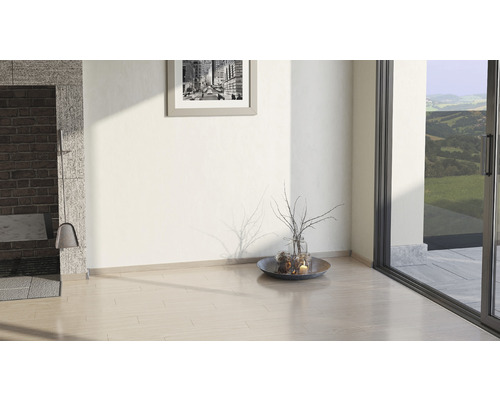 Cameră luminoasă cu șemineu, decorațiuni și ușă glisantă