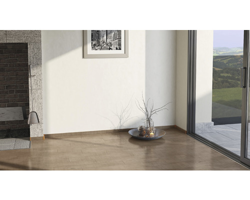 Cameră luminoasă cu șemineu, decorațiuni și ușă glisantă