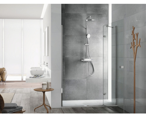 Baie modernă cu duș walk-in și faianță gri.