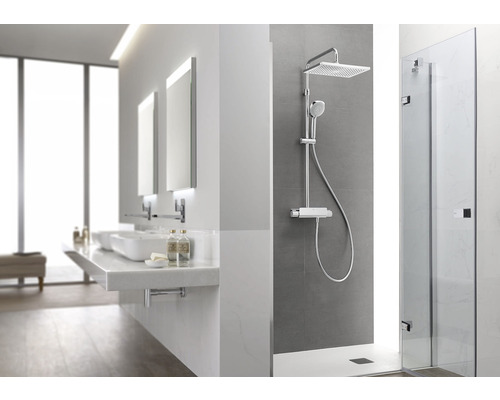 Baie modernă cu sistem de duș, chiuvete și oglindă