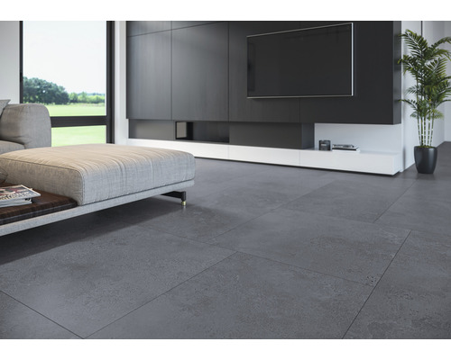 Living modern cu gresie gri, canapea și televizor