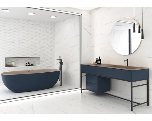 Baie luminoasă cu cadă independentă, lavoar și plăci de format mare cu aspect de marmură